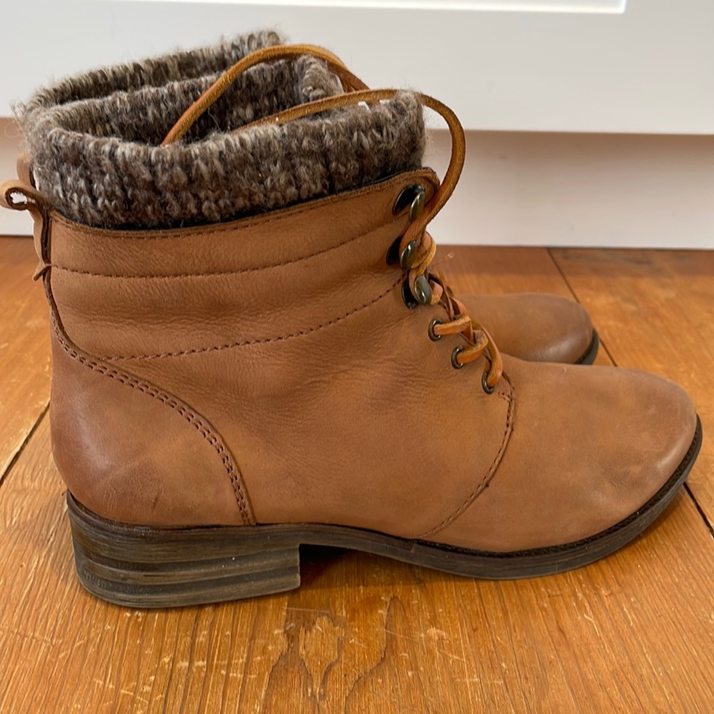 Vintage Aldo genuine leather boots, US 6.5, tan and knitted border